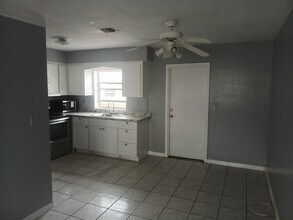 7640 Pembroke Rd, Unit C in Miramar, FL - Foto de edificio - Building Photo