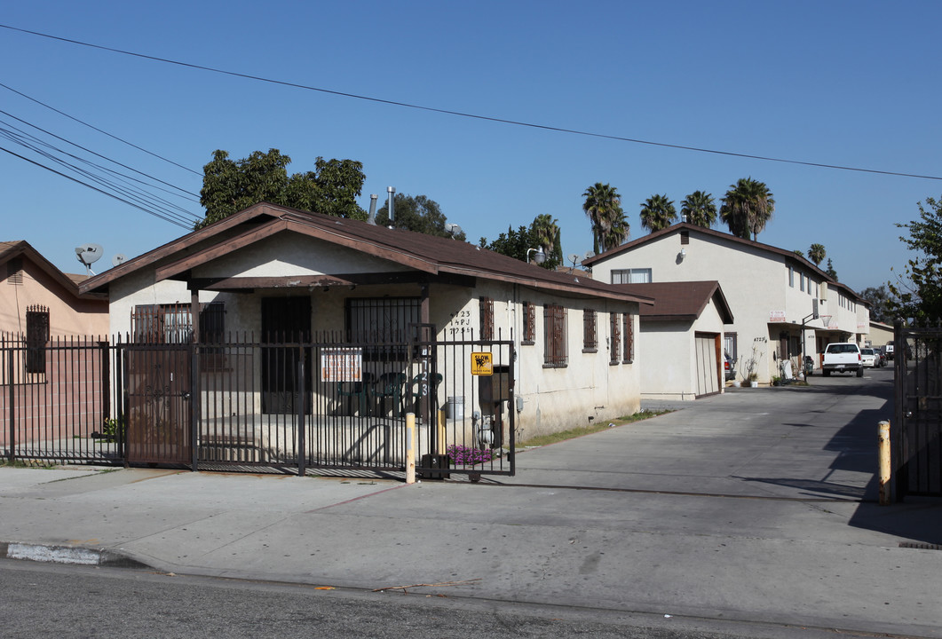 4723-4725 Clara St in Bell Gardens, CA - Building Photo