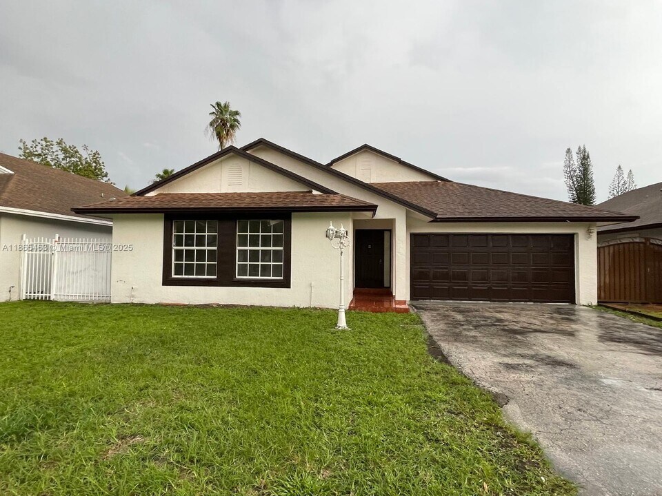 18751 NW 77th Ct in Hialeah, FL - Building Photo