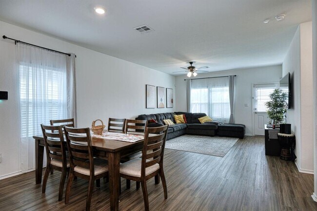 13800 Tordillo Dr in Elgin, TX - Building Photo - Building Photo