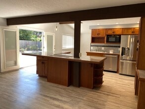 19000 SW Rosedale Ct in Aloha, OR - Building Photo - Building Photo