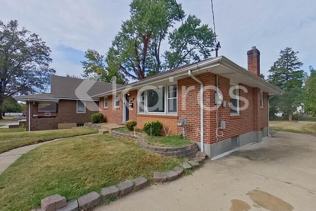 145 N New Florissant Rd in Florissant, MO - Foto de edificio - Building Photo