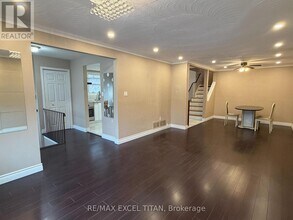 251 Shawnee Cir in Toronto, ON - Building Photo - Building Photo