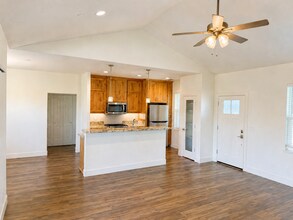 6166 Oliver Rd in Paradise, CA - Building Photo - Building Photo
