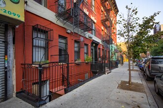 244 E 117th St in New York, NY - Foto de edificio - Building Photo