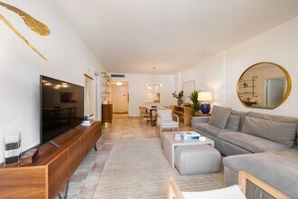100 Edgewater Dr in Coral Gables, FL - Building Photo - Building Photo