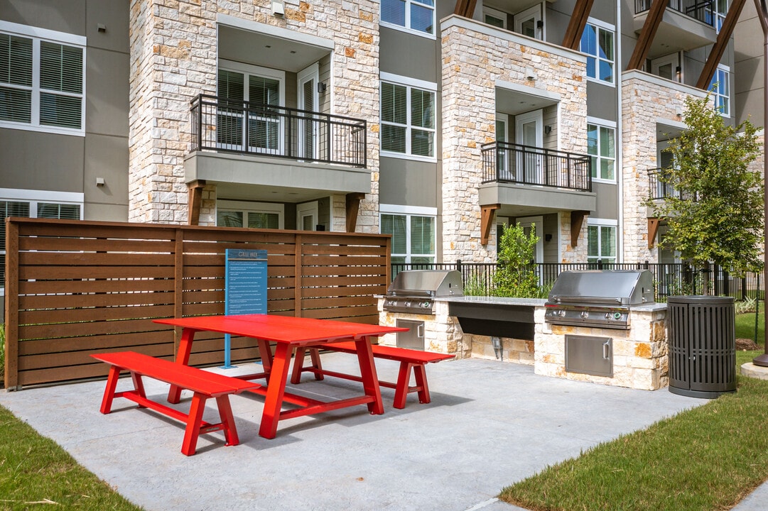 Creekside Park The Grove in The Woodlands, TX - Building Photo