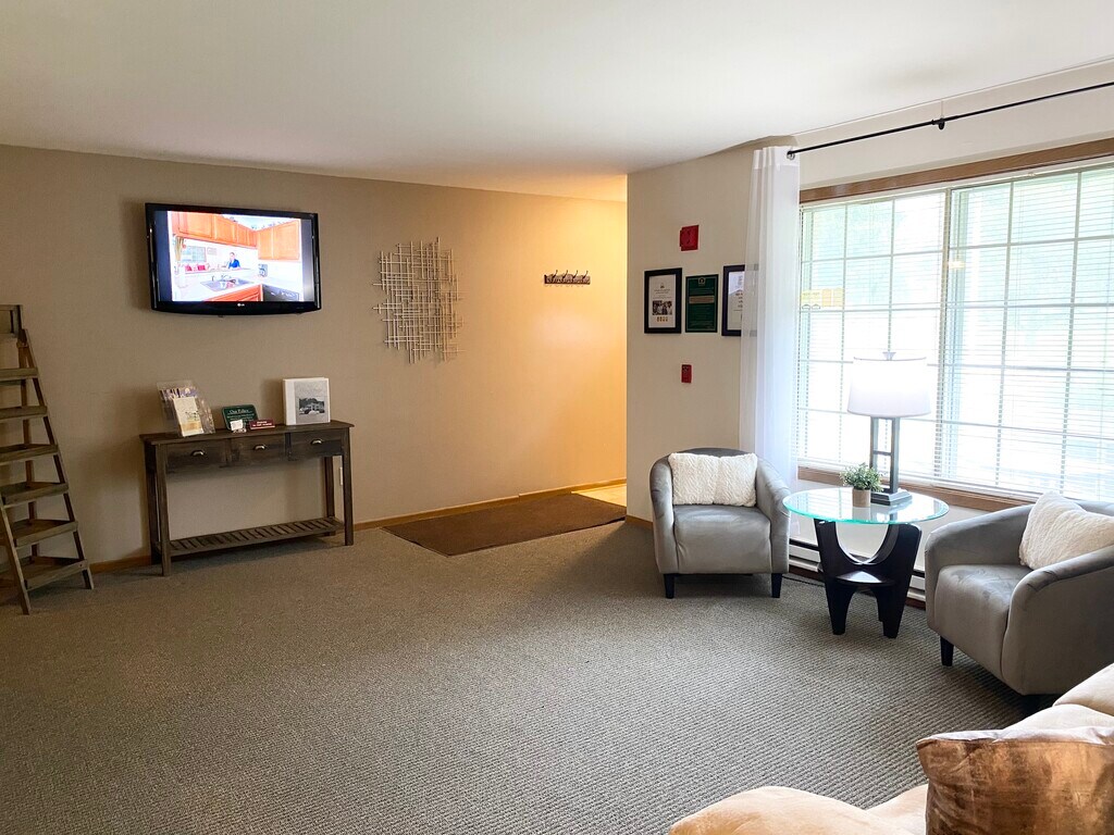 Oakton Beach Apartments Pewaukee, WI Apartments