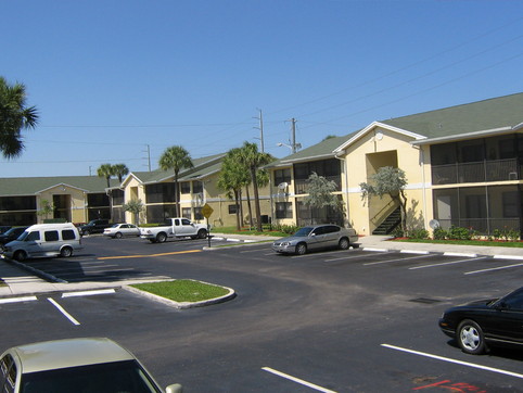 College Gardens in Dania Beach, FL - Building Photo