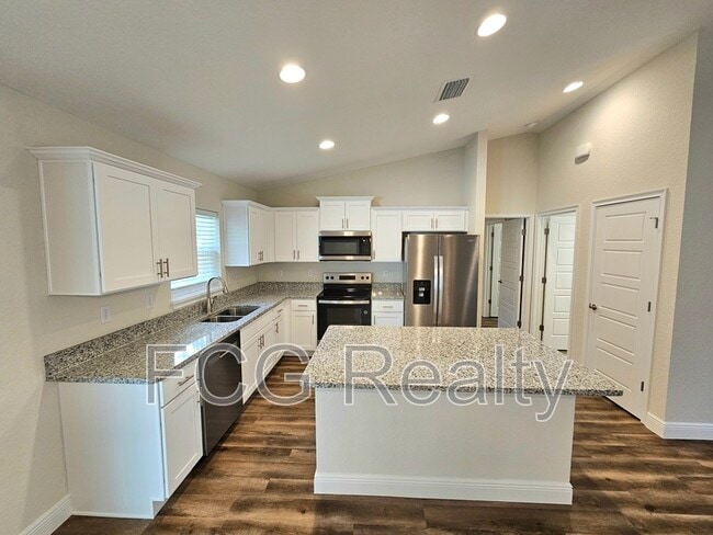 661 E Vercelli Ln in Citrus Springs, FL - Building Photo - Building Photo