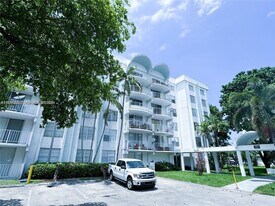 484 NW 165th St in Miami, FL - Building Photo