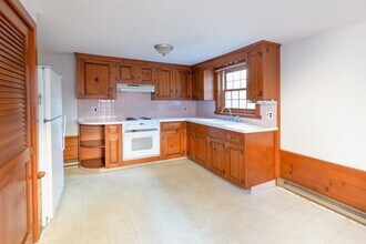 129 1/2 Summer St in Plymouth, MA - Building Photo - Building Photo