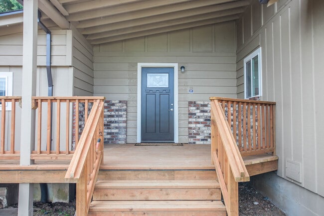 2100 Kenwood Dr in Hood River, OR - Building Photo - Building Photo