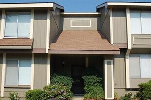 142 Stoneridge Dr in Warner Robins, GA - Building Photo