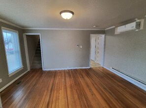 609 E Water St, Unit East in Decorah, IA - Foto de edificio - Building Photo