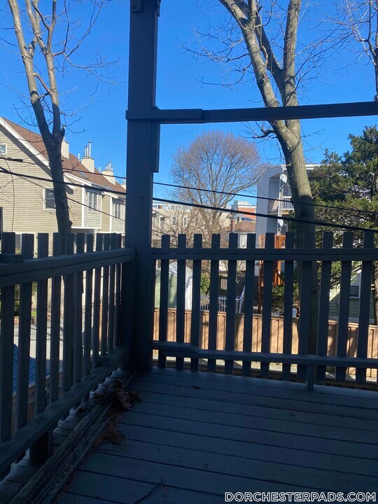 52 Crescent Ave in Boston, MA - Building Photo