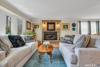 51 W Lake Ave in Guilford, CT - Building Photo - Building Photo