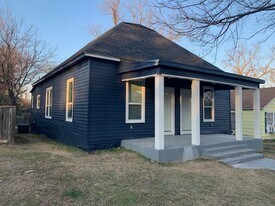 823 W Day St in Denison, TX - Building Photo