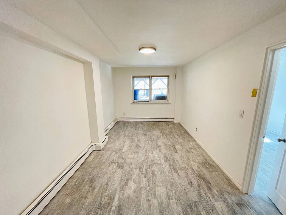 1080 Rhinelander Ave in Bronx, NY - Building Photo