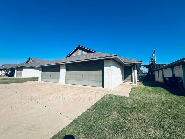 property at 11412 N Lincoln Blvd