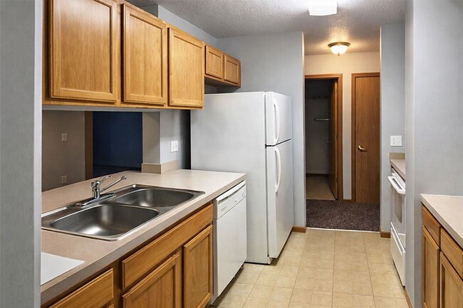 MEADOWS OF LUKE RIDGE in Rock Falls, IL - Foto de edificio - Building Photo