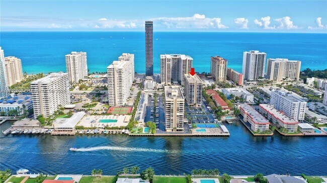 2049 S Ocean Dr in Hallandale Beach, FL - Building Photo - Building Photo