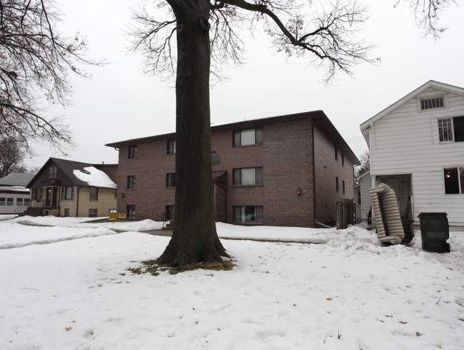 Sutton Place in Lincoln, NE - Foto de edificio - Building Photo