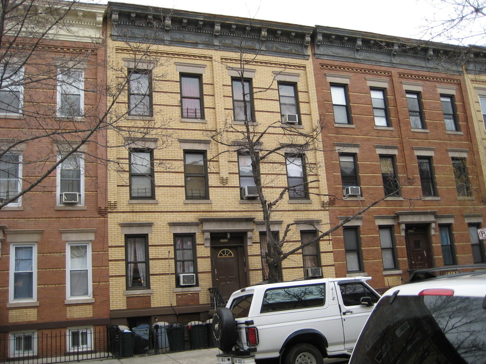 17-15 Madison St in Flushing, NY - Building Photo