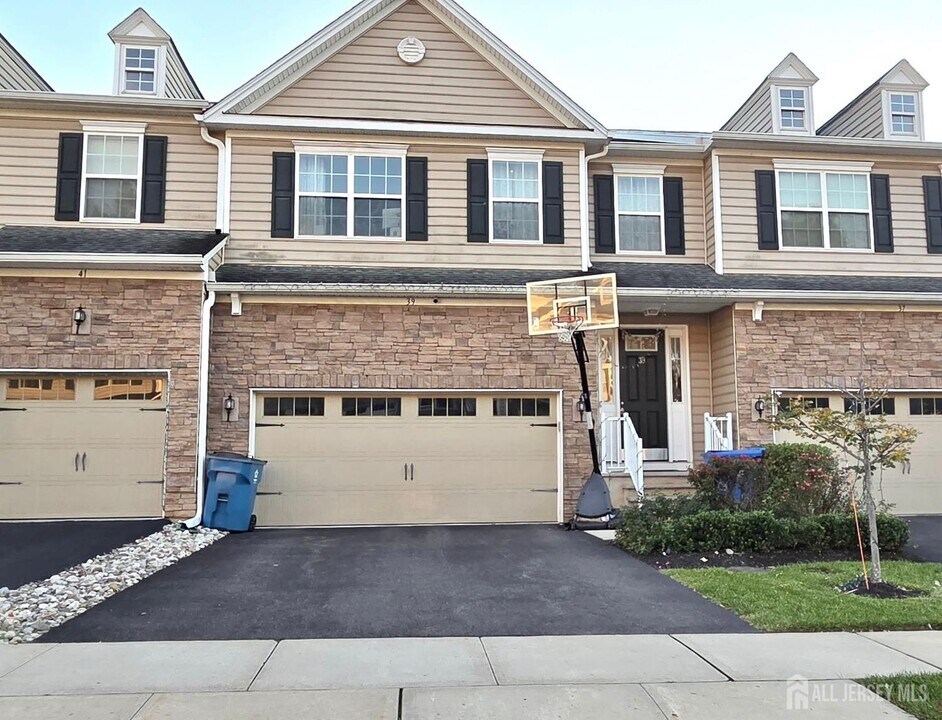 39 Periwinkle Dr in Monroe Township, NJ - Building Photo