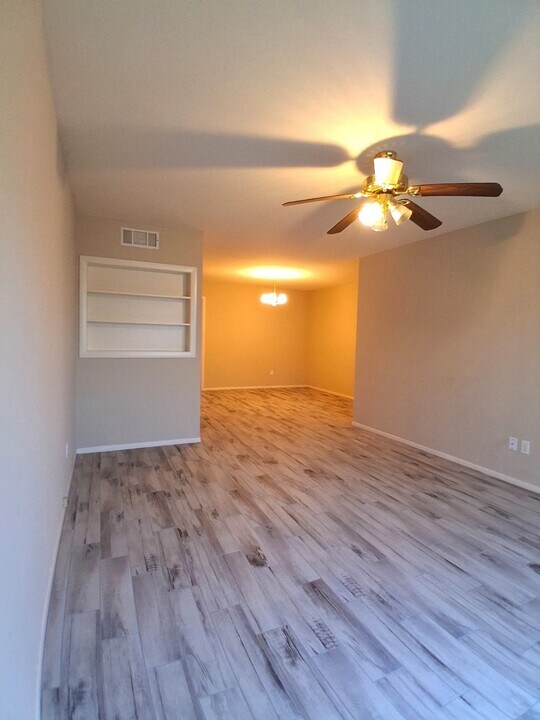 7205 Beechnut St in Houston, TX - Building Photo