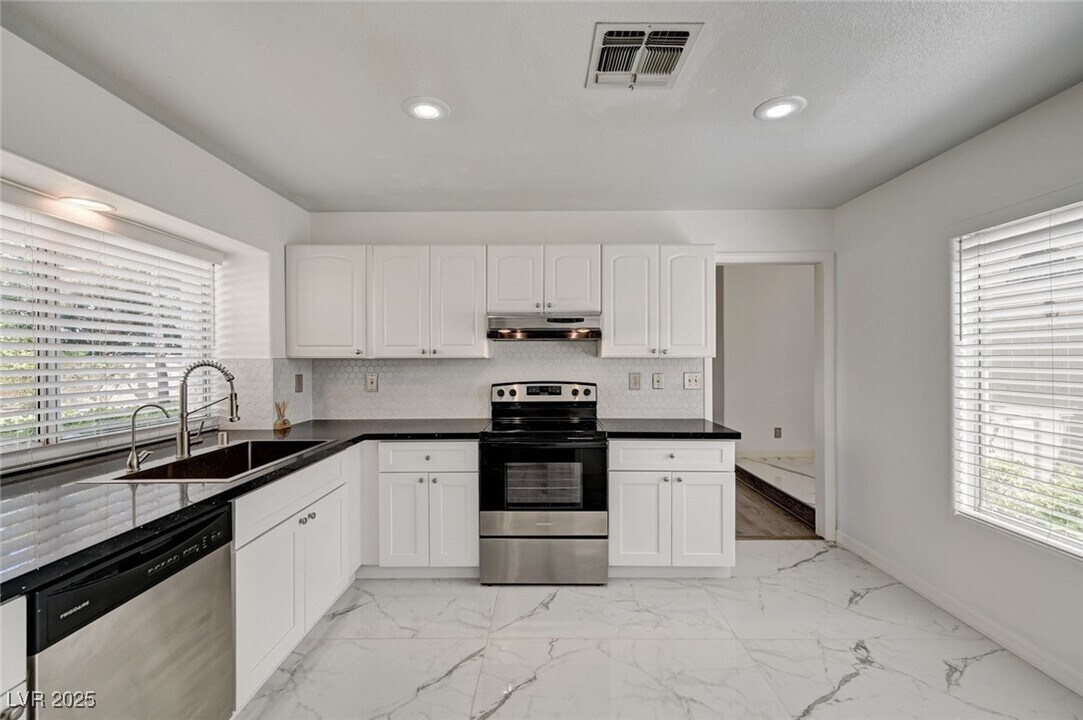 6944 Emerald Springs Ln in Las Vegas, NV - Foto de edificio