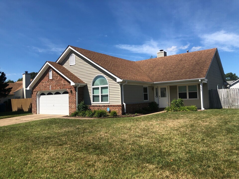 1862 Bloomfield Dr in Virginia Beach, VA - Building Photo