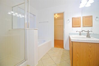 17627 S Summit Canyon Dr in Houston, TX - Building Photo - Building Photo