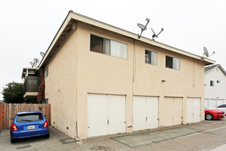 7330 Corsican Dr in Huntington Beach, CA - Building Photo - Building Photo