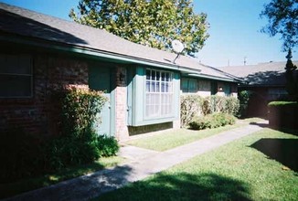 2104 James Bowie Dr in Baytown, TX - Building Photo - Building Photo