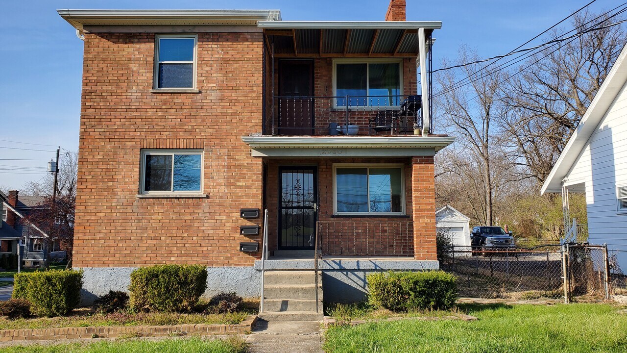 2360 Langdon Farm Rd, Unit 1 in Cincinnati, OH - Foto de edificio