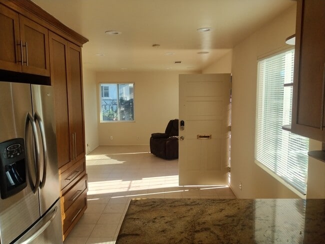 1439 Burton St in San Diego, CA - Foto de edificio - Building Photo