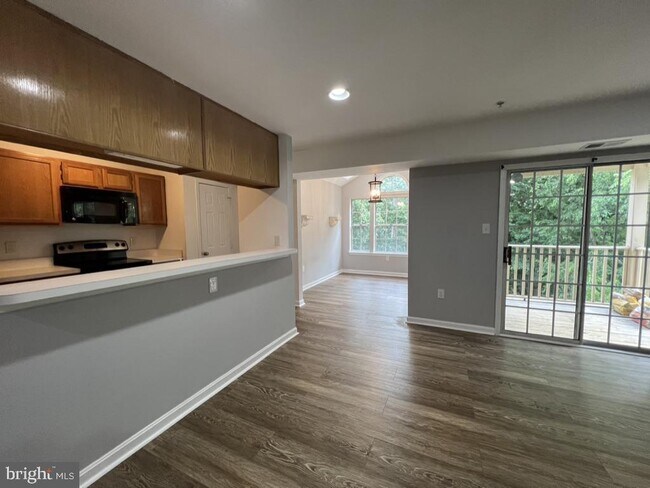 2071 Alice Ave-Unit -304 in Oxon Hill, MD - Building Photo - Building Photo