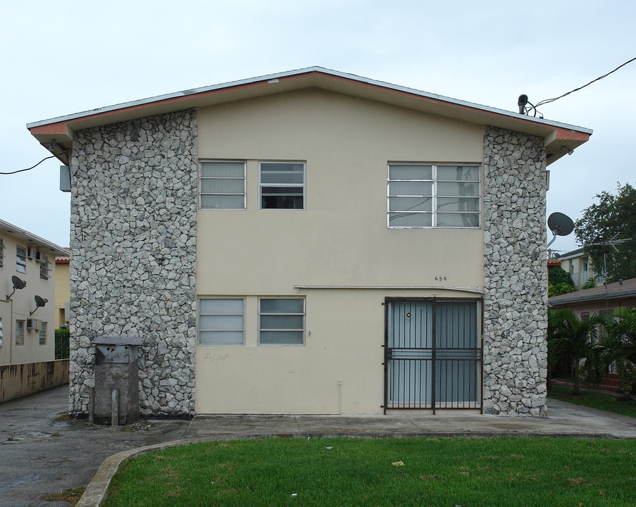 650 SW 10th St in Miami, FL - Building Photo