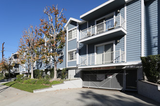 Encino Gardens Apartments in Encino, CA - Building Photo - Building Photo