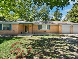 596 N Lydia Ave in Stephenville, TX - Building Photo