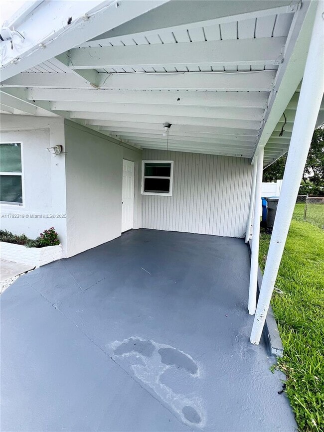 32 Allen Rd in West Park, FL - Building Photo - Building Photo