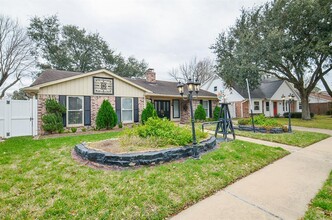 10551 Huntington Way Dr in Houston, TX - Building Photo - Building Photo