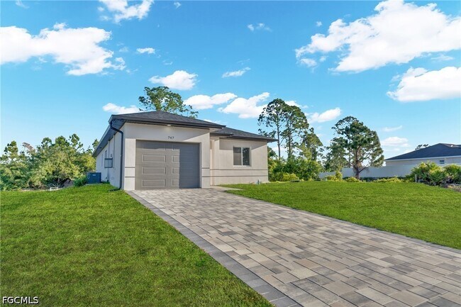 747 Newell St E in Lehigh Acres, FL - Building Photo - Building Photo