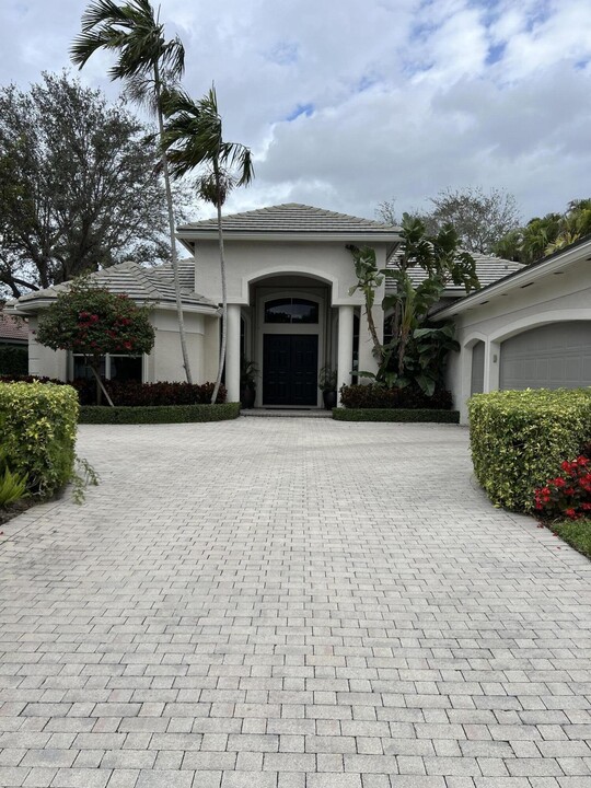 17 Bermuda Lake Dr in Palm Beach Gardens, FL - Building Photo