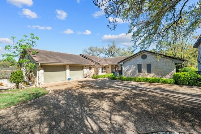 604 Rolling Green Dr in Lakeway, TX - Building Photo - Building Photo