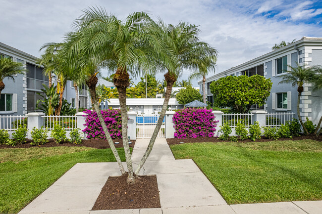 Devon Court in Naples, FL - Foto de edificio - Building Photo