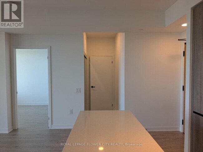 2495 Eglinton Ave W in Mississauga, ON - Building Photo - Building Photo