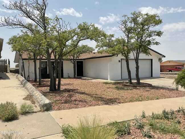 335 Flynn Dr in El Paso, TX - Building Photo - Building Photo