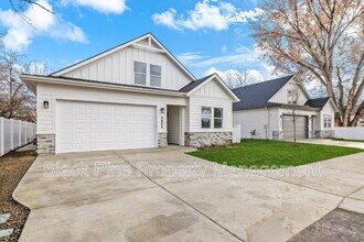 4654 N Maple Grove Rd in Boise, ID - Building Photo - Building Photo